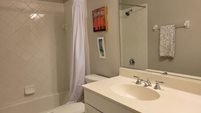 Building Photo - Annual UNfurnished 2/2 ground floor condo ...