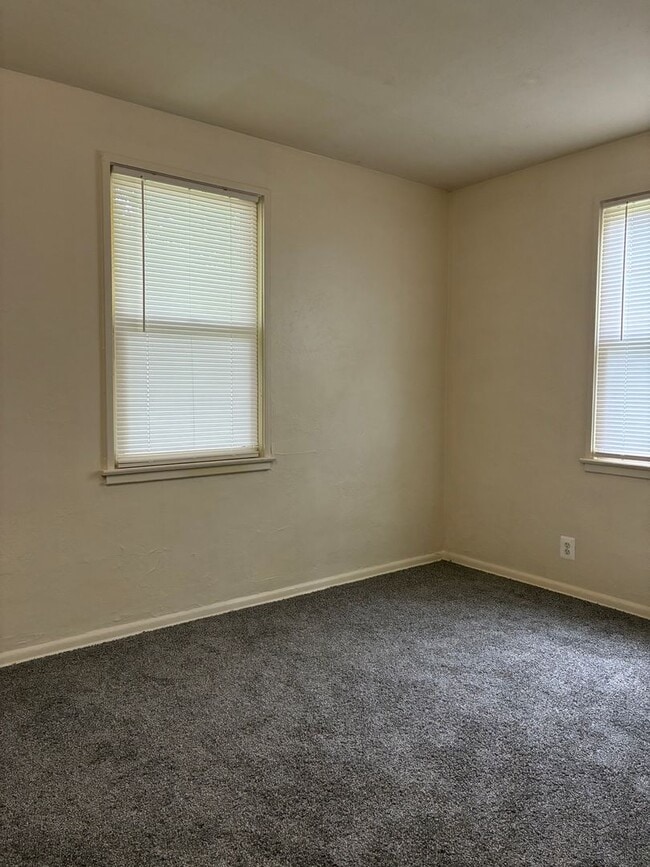 Building Photo - 2 Bedroom 1 Bathroom Single Family Home in...