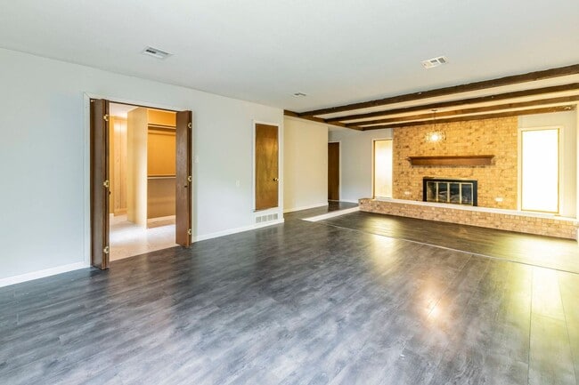 Building Photo - 4 Bed 3 Bath Brick Home with Fenced Yard