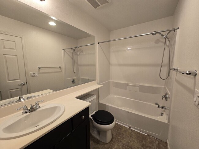 Building Photo - Stunning 3BR 3.5 BATHROOM House in Hayward
