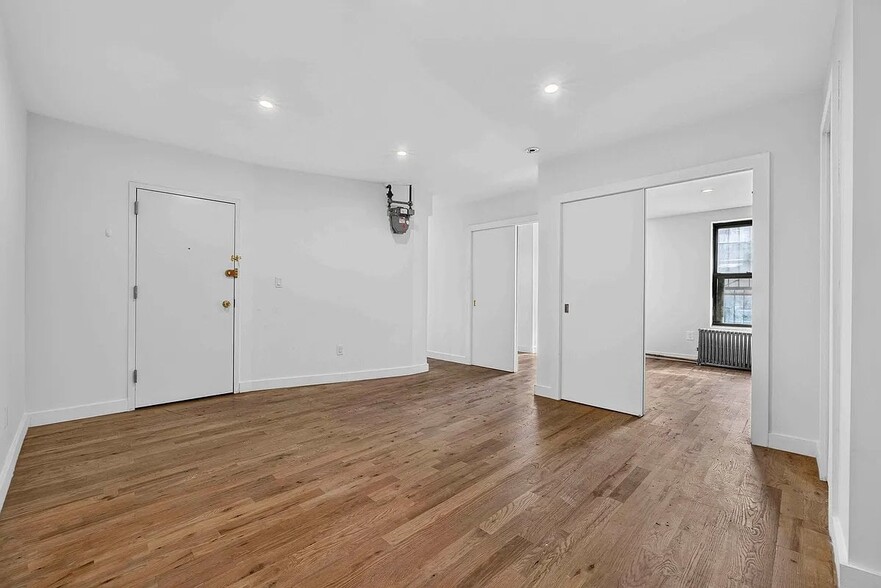 Building Photo - 406 W 39th St
