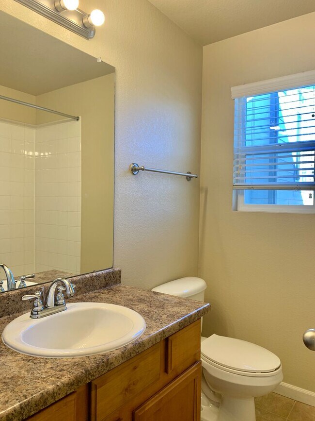 Building Photo - Beautiful 3 Bedroom 2 Bath Ranch-Style Home in West Loveland!