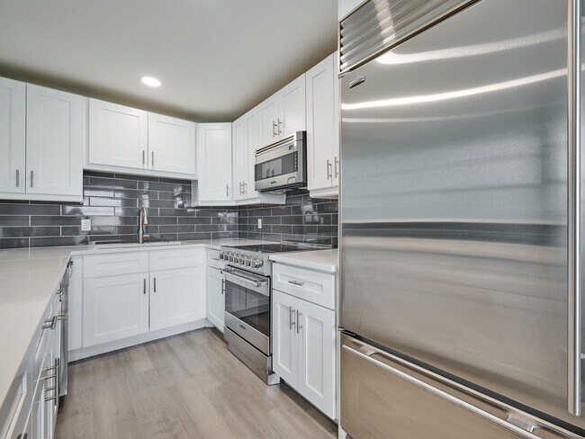 Building Photo - 227 Castlewood Dr
