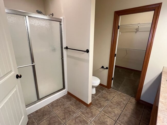 Building Photo - 3 bed/2.5 bath townhome! Double garage, a/...