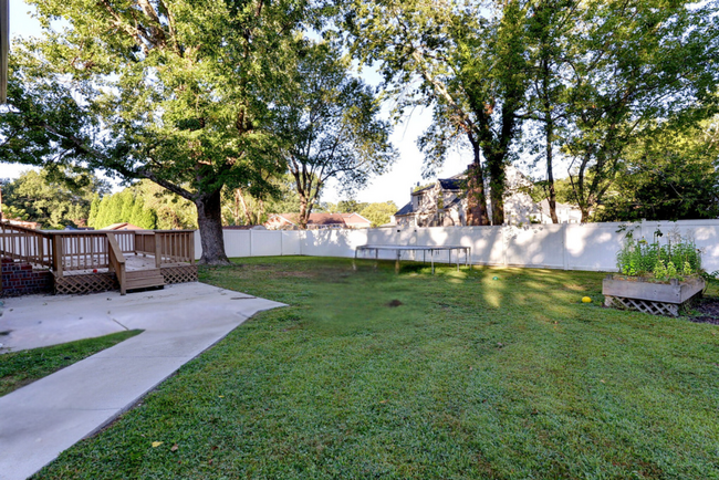 Building Photo - Updated, Spacious, Large Backyard!