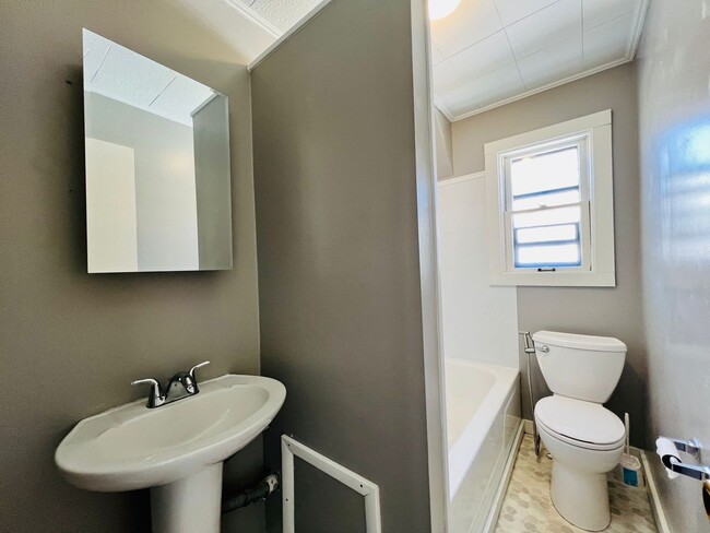 Building Photo - Beautifully finished 3 bedroom home for rent - Akron OH