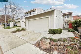 Building Photo - 1095 Camino Verde Cir