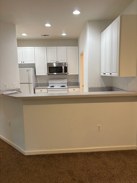 Building Photo - 550 Mohawk Dr