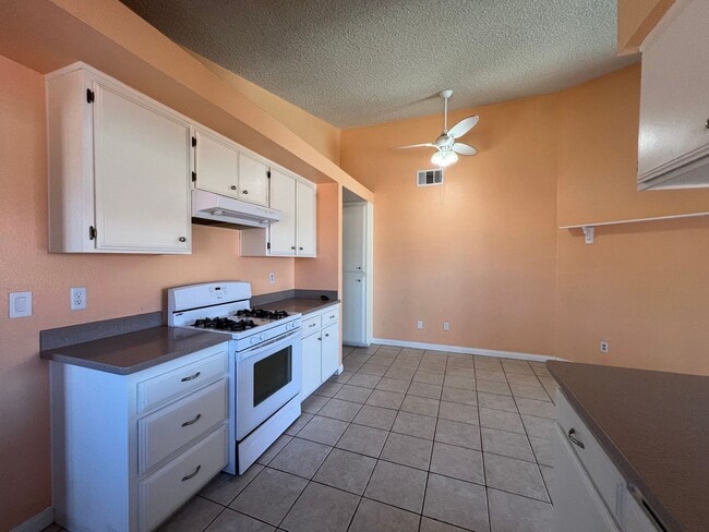 Building Photo - 3 Bedroom 2 Bathroom House with Swimming P...