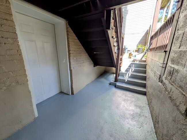 Building Photo - 2619 N Hamlin Ave