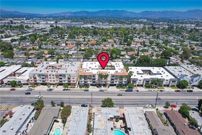 Building Photo - 13941 Sherman Way