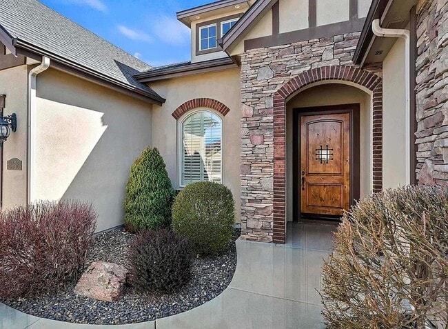 Building Photo - Gorgeous 3 bed 2 bath home in the heard of...