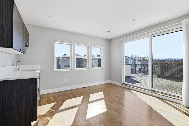 Building Photo - $5,740.95, $300 off the first month's rent, 4 Beds - 5 Bath, Townhouse in Denver with Office!