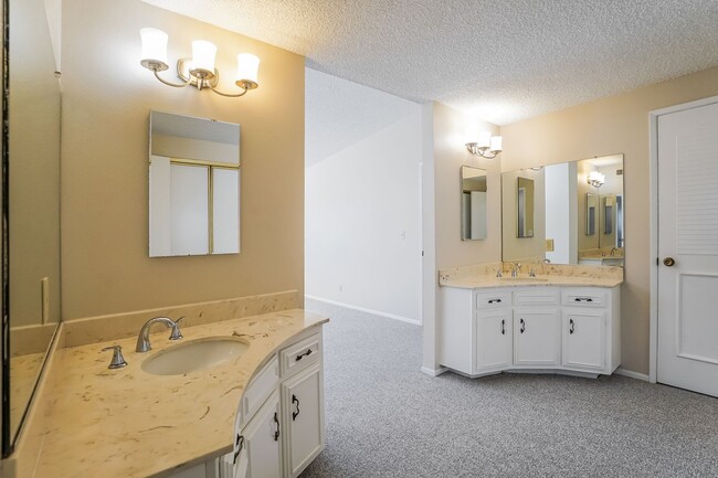 Building Photo - 10612 Rose Cir