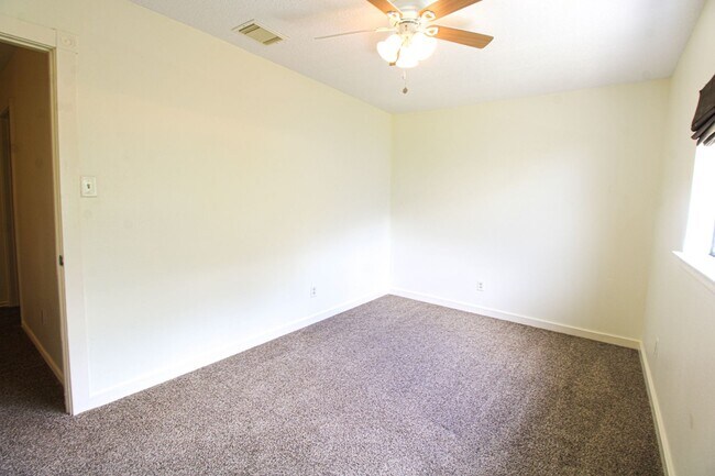 Building Photo - 8118 Chestnut Manor Dr