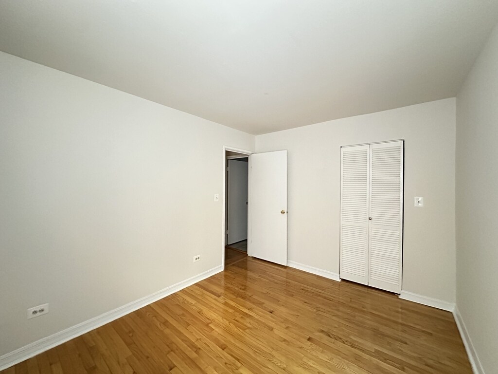 Building Photo - 6830 N Sheridan Rd