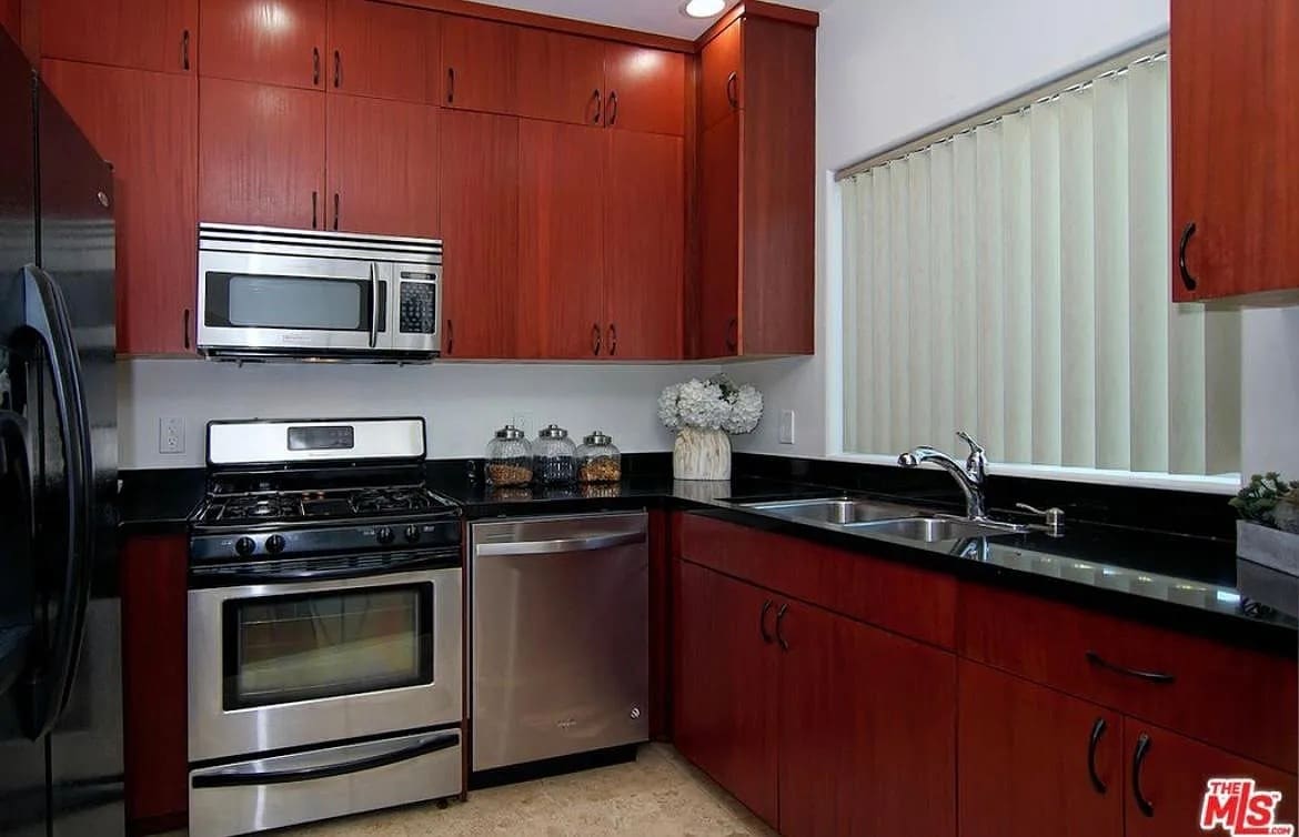 Building Photo - 2027 Beloit Ave