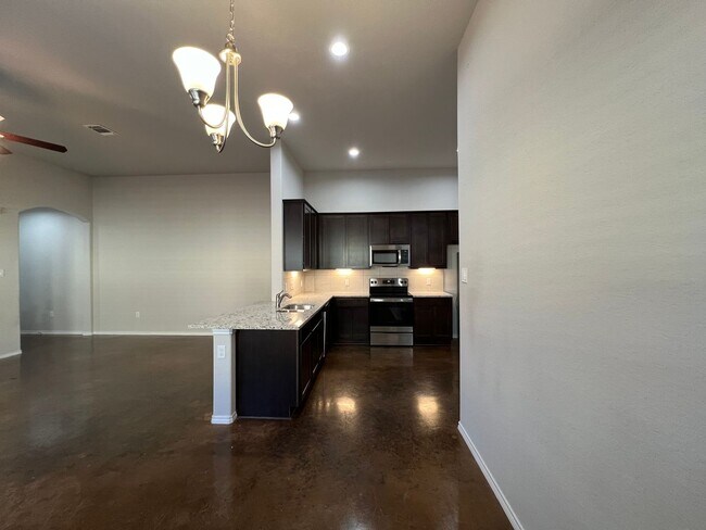 Building Photo - Luxury 3/2 Duplex in Seguin, Texas