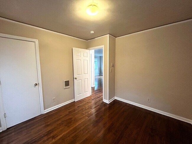 Building Photo - 3 Bedroom SE Portland Home!