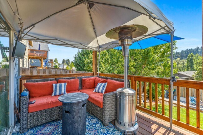 Building Photo - 5-bed, 3-bath Home in Scenic West Salem