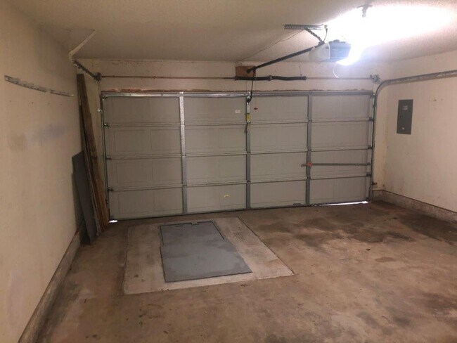 Building Photo - Storm Shelter! 3 bed 2 bath 2 car garage h...