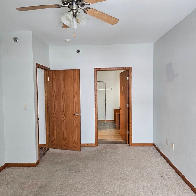 Building Photo - 16925 Stonewall Dr