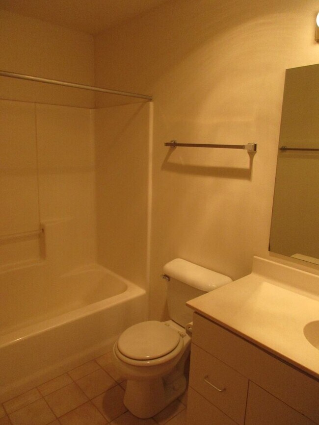 Building Photo - 3 Bedroom, 2 Bath