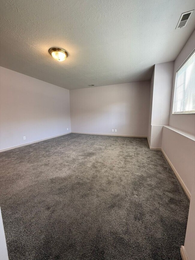 Building Photo - 370 W 4900 S