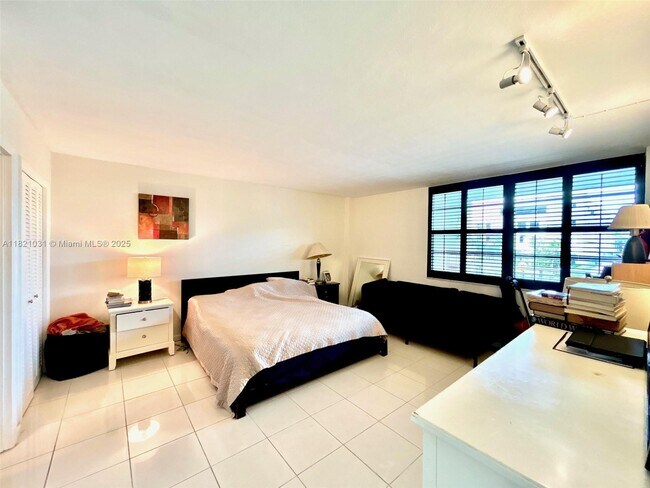 Building Photo - 9500 W Bay Harbor Dr
