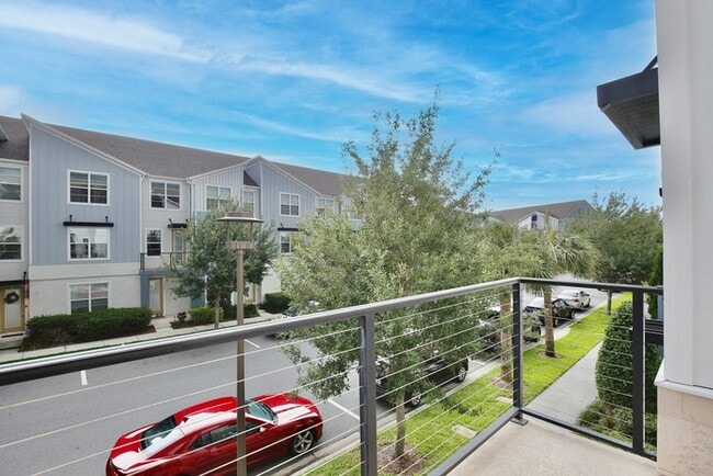 Building Photo - Luxurious 3/3.5 Spacious Townhome with a B...