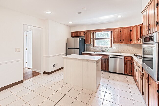 Building Photo - 2412 Manet Rd