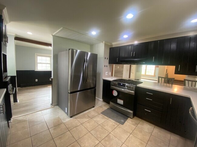 Building Photo - Beautiful 4 bedroom 1.5 bath located in th...