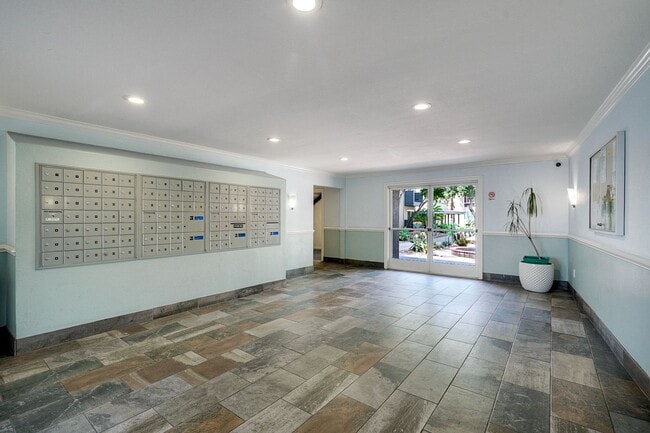 Building Photo - Modern Top Floor Condo in Gated Community Near SDSU