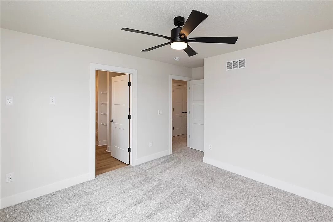 Building Photo - 2833 SW Prairie Trail Pky