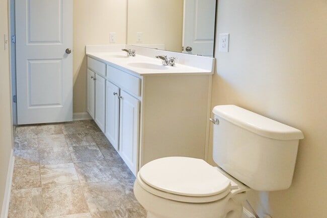 Building Photo - Lovely 3 bedroom 2 Bath Ranch with 2 Car Garage in Goose Creek