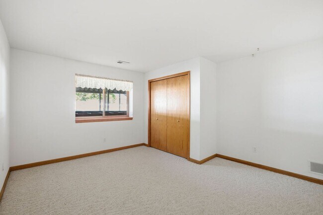 Building Photo - 4 Bedroom 3 Bathroom Duplex in Emerald Glen