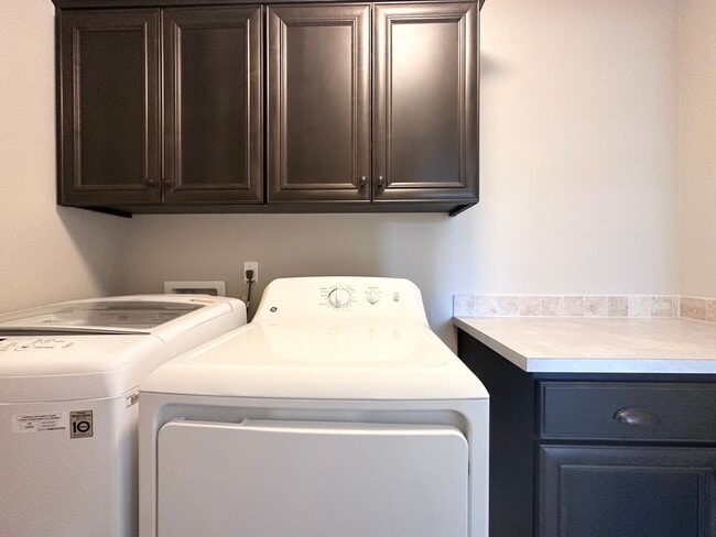 Building Photo - Stunning Modern 5 Bed 3 Bath Home in North...