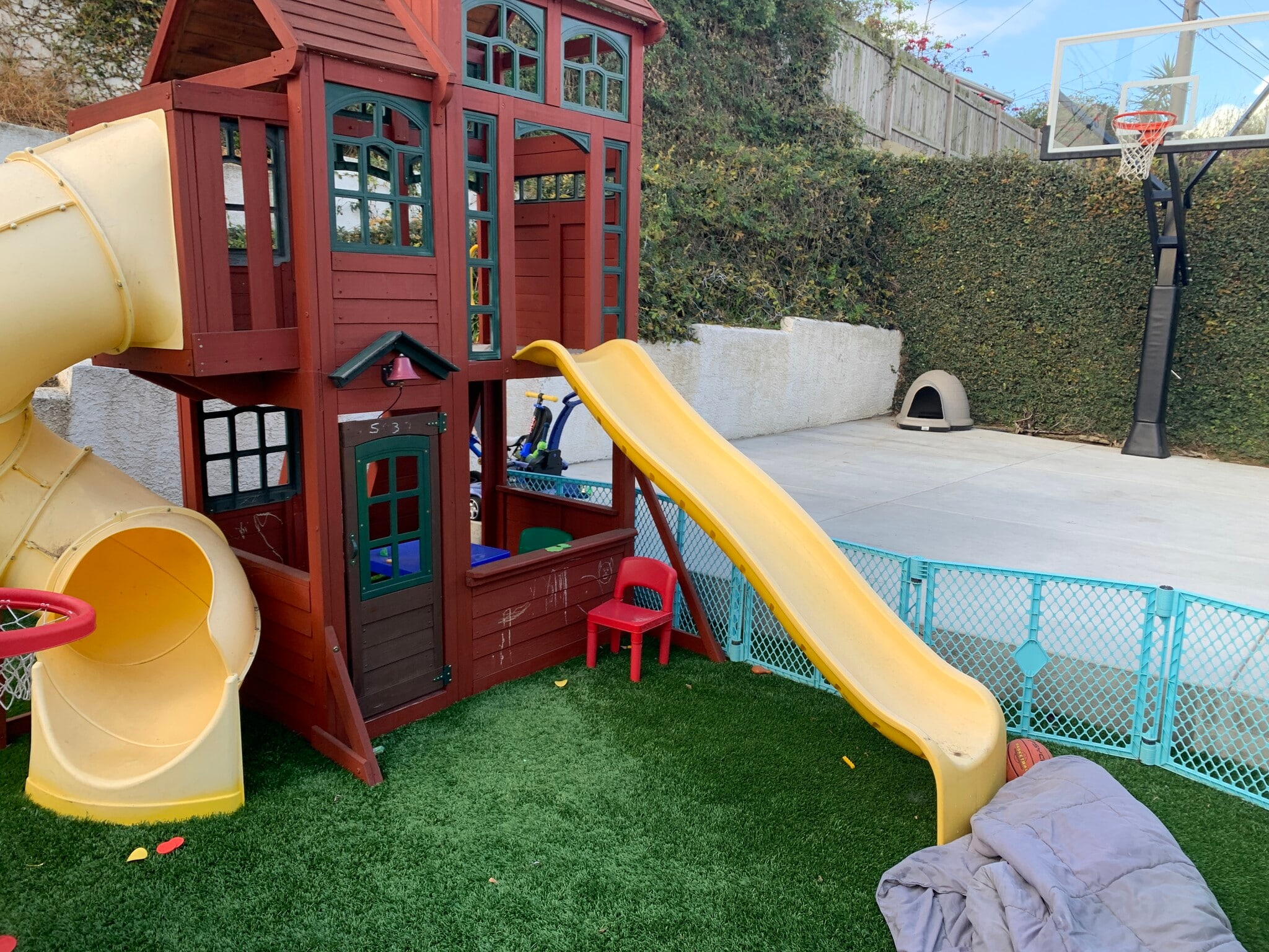 playground - 5037 Parkglen Ave