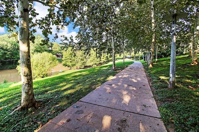 Building Photo - 3013 Hicks St