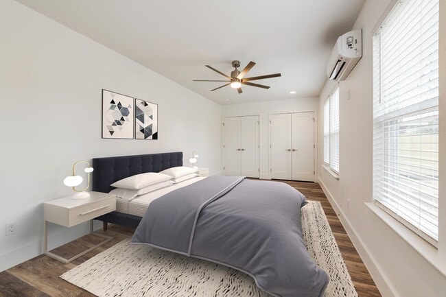 Building Photo - 2018 Remodeled 3 bed / 2 bath - wood / tile floors, fenced yard. Hyde Park / Downtown