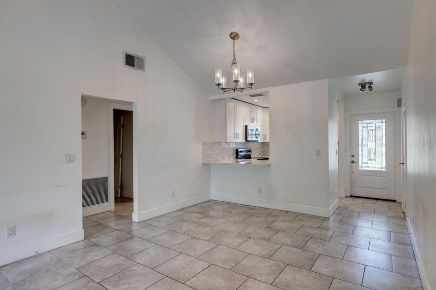 Building Photo - 5770 SE Wilsie Dr