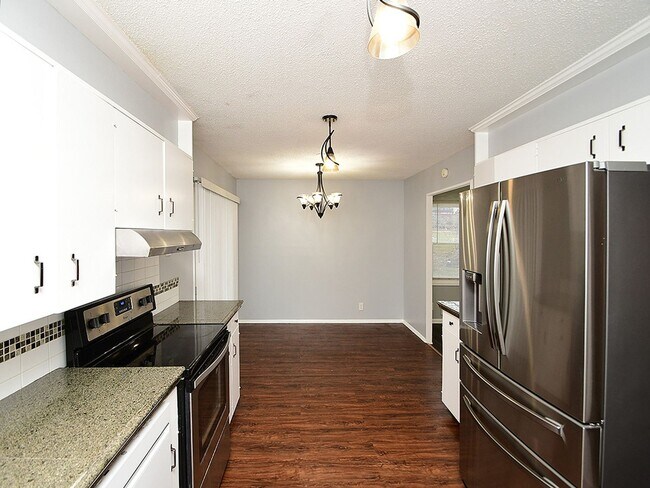 Building Photo - Spacious Living