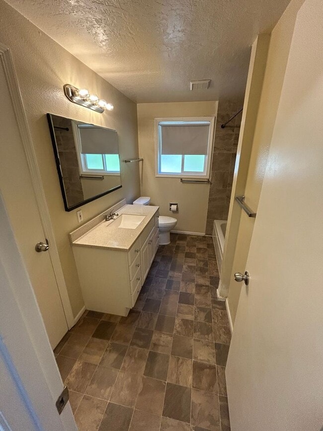 Building Photo - 24783 Parkside Dr