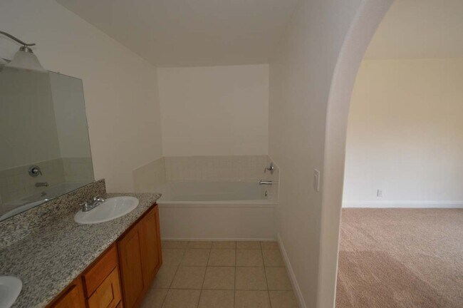 Building Photo - A Spacious and Stylish 2 Bed / 2 Ba Condo Gated Community