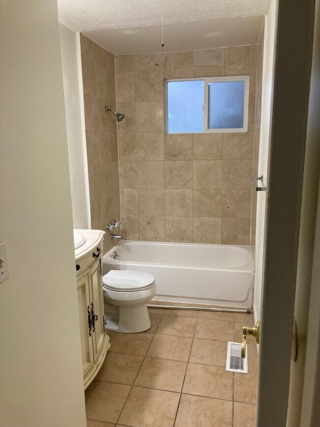 Building Photo - Cozy 4-Bedroom 1.5 Bath Gem with Fenced Ya...