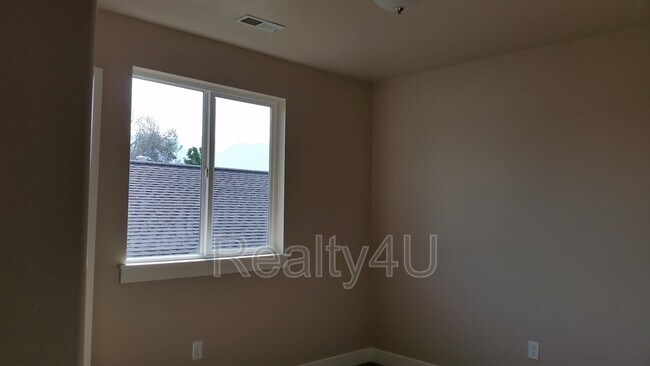 Building Photo - 34 E 300 N