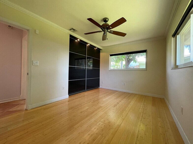 Building Photo - 1754 NE 47th St