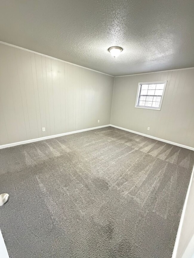 Building Photo - Oxford-2 Bedrooms