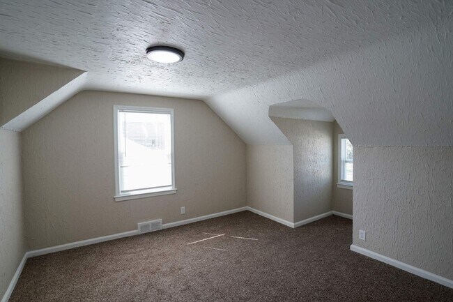 Building Photo - Freshly Renovated 2-Bedroom Home – Cozy & ...