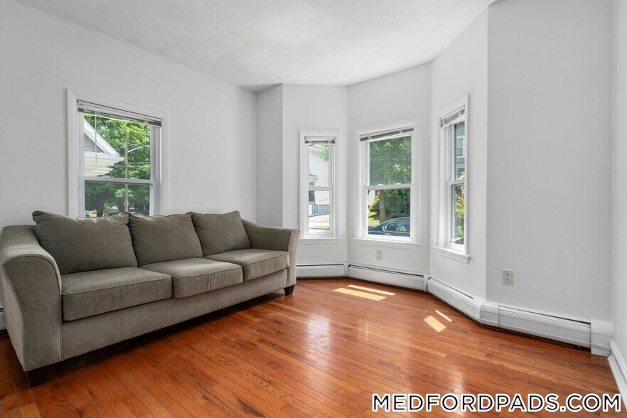 Primary Photo - 21 Emery St